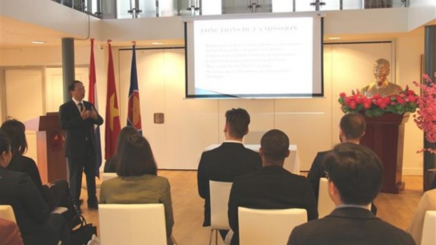 Vietnam’s external policy introduced to law students in The Hague